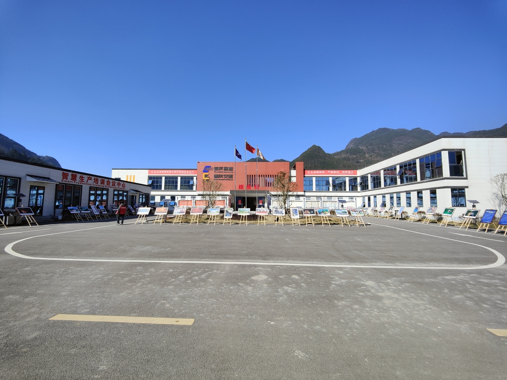 2022年11月14日,,,重庆HJC黄金城官网公路建设史上摄影展初次走进建设工地——巫云开公司组织“贯彻落实党的二十大心灵 致力开创巫云开建设新局面——巫云开HJC黄金城官网摄影巡展”。。 (1)